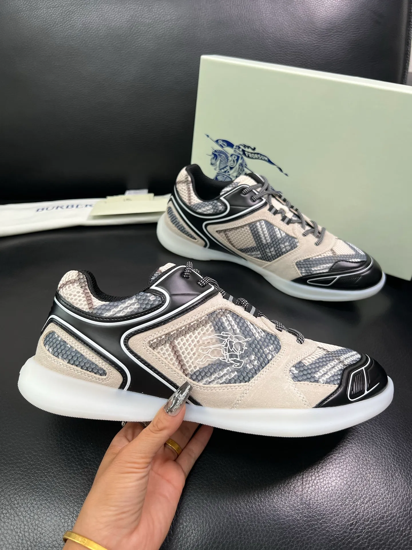 Men's shoes 💰740 BURBERRY top crafts Burberry counter synchronization, original factory configuration imported cowhide fabrics from Italy, high-quality complex splicing process, imported cowhide inner pads, breathable and comfortable, soles: original soles specially provided by the original factory, original and single goods High quality welcome to compare, code number 38-44 (customized 45 46) 85855